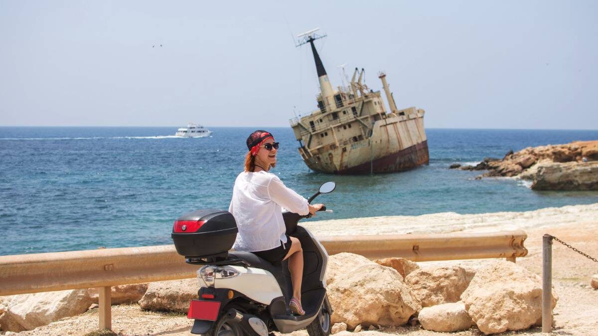    Одна из достопримечательностей Пафоса — заброшенный корабль на побережье Средиземного моря / Фото: Shutterstock