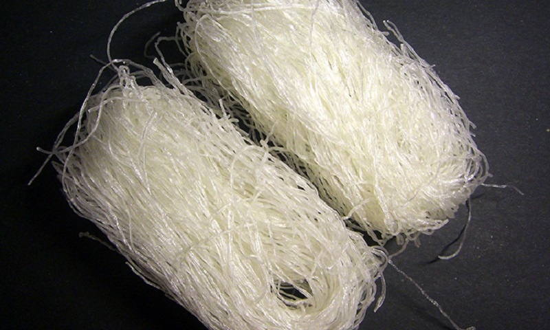 Легкий салат с фунчозой: яркая альтернатива оливье, которая украсит ваш новогодний стол