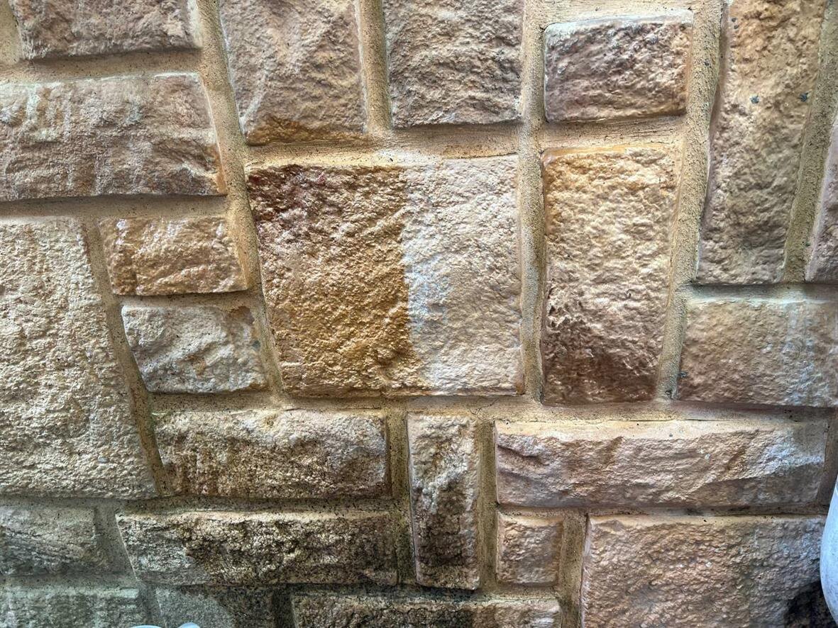 высолы и грязь на фасаде