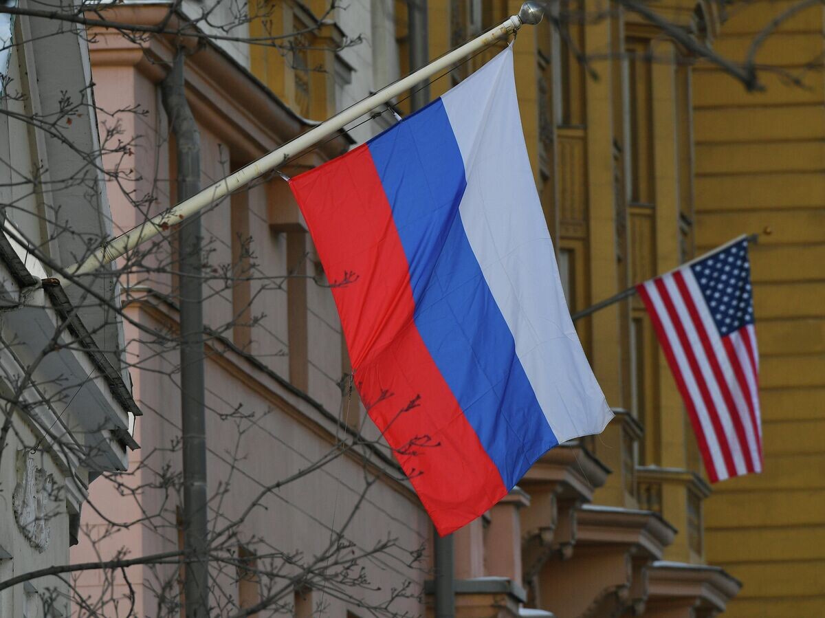    Государственные флаги России и США у американского посольства в Москве | © РИА Новости / Максим Блинов