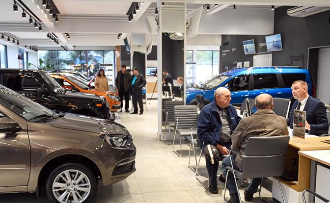 Американцу нужно 8 зарплат на новую машину, немцу - 11, а россиянину копить 40 месяцев. Почему доходы растут, а машину купить все сложнее