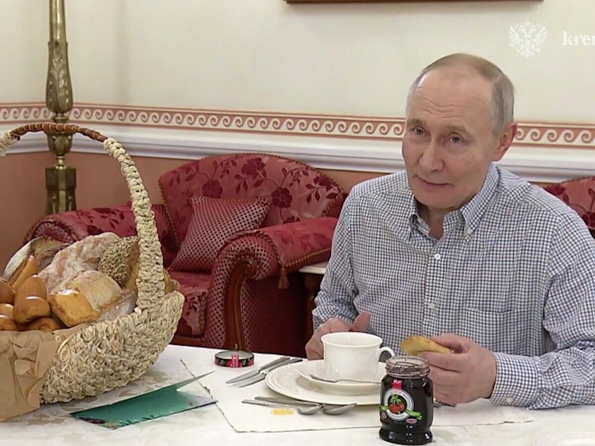    Путин попробовал пирожки из пекарни "Машенька" | © Кремль. Новости (news_kremlin)