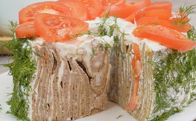 Закусочный торт из блинов с печенью: новое слово среди праздничных угощений