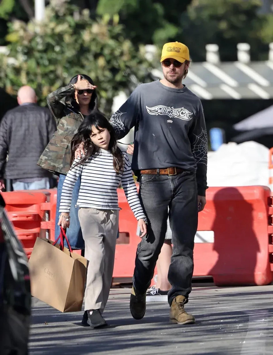    Райан Гослинг с дочерью. Фото: Legion media