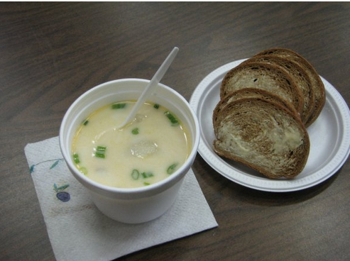 Этот суп — настоящая финская классика, простая, сытная и очень уютная, как наша уха или рыбный chowder. В Финляндии каламойакку варят уже сотни лет — это блюдо из тех, что готовили рыбаки после удачного улова или крестьяне в холодные зимы. Картошка, рыба, лук и специи — всё, что было под рукой, а молоко или сливки добавляли для густоты и нежности. У нас такой суп особенно хорош в морозные дни: согревает изнутри, напоминает о домашнем очаге и готовится быстро — идеально, когда хочется чего-то вкусного, но без лишней возни. Аромат корицы и мускатного ореха делает его необычным, но очень гармоничным — попробуйте, и он точно приживётся в вашей семье