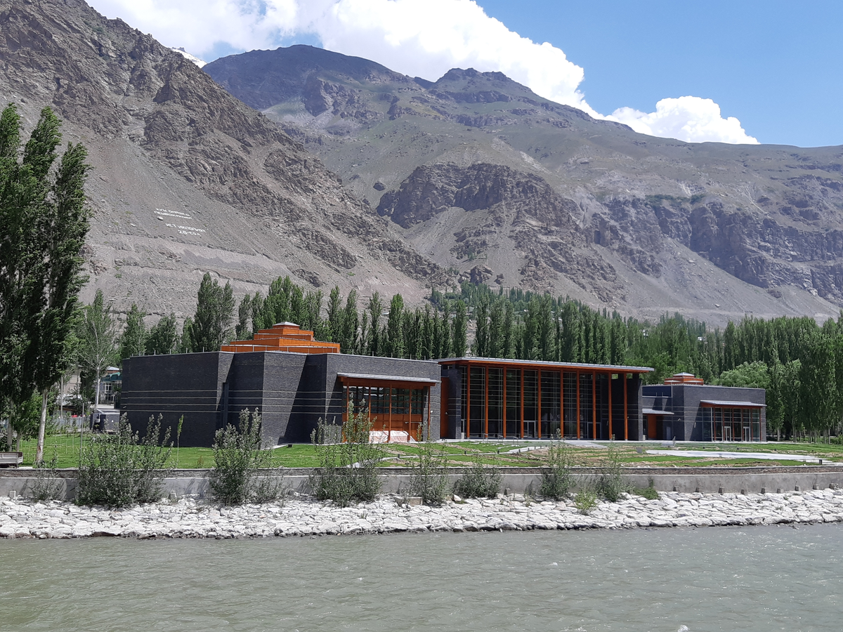 На фото Джамаат-хана и Исмаилитский центр в Хороге. Пока еще не отобрали. Фото мое.