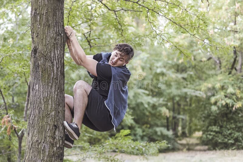 источник - https://thumbs.dreamstime.com/b/young-funny-caucasian-man-climbs-up-to-tree-fair-horror-something-below-white-wireless-earphones-casual-sportswea-141738191.jpg
