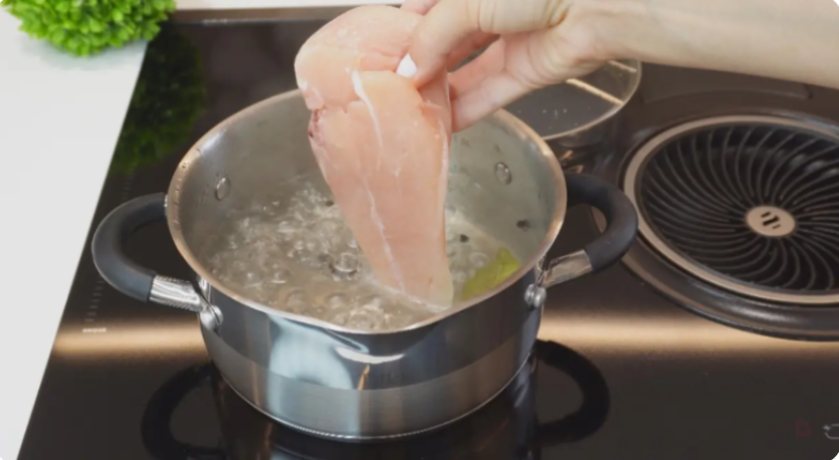 Как сварить куриное филе для САЛАТА, чтобы оно было сочным и ароматным, а не сухим и резиновым...