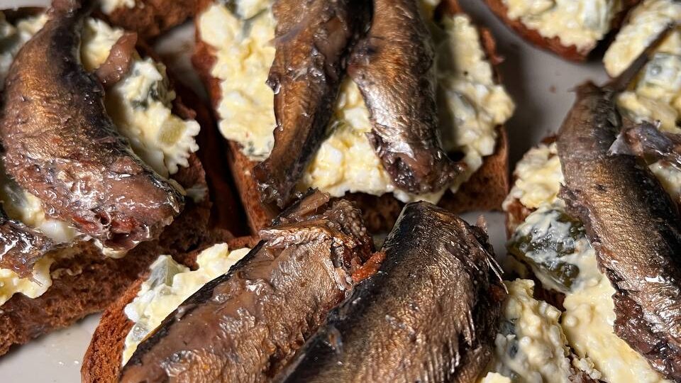 Шпроты на чёрном хлебе с творожным сыром и солёным огурцом