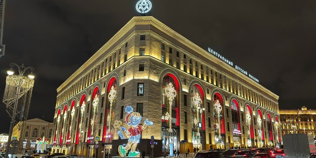 А мерцающий Буратино высотой с дом на входе в магазин станет отличным фоном для фотографий. Фото: ЦДМ на Лубянке / ВКонтакте