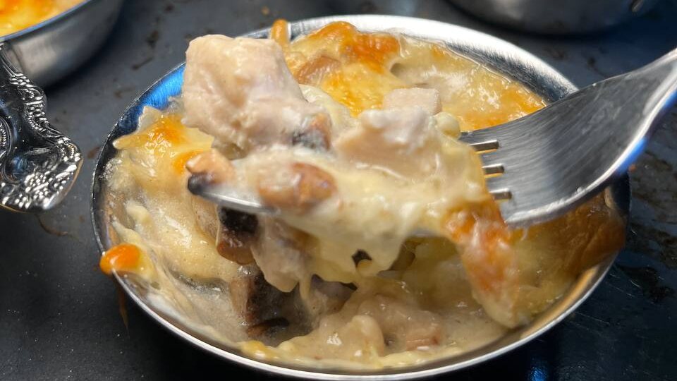 Ароматный жульен с курицей и грибами