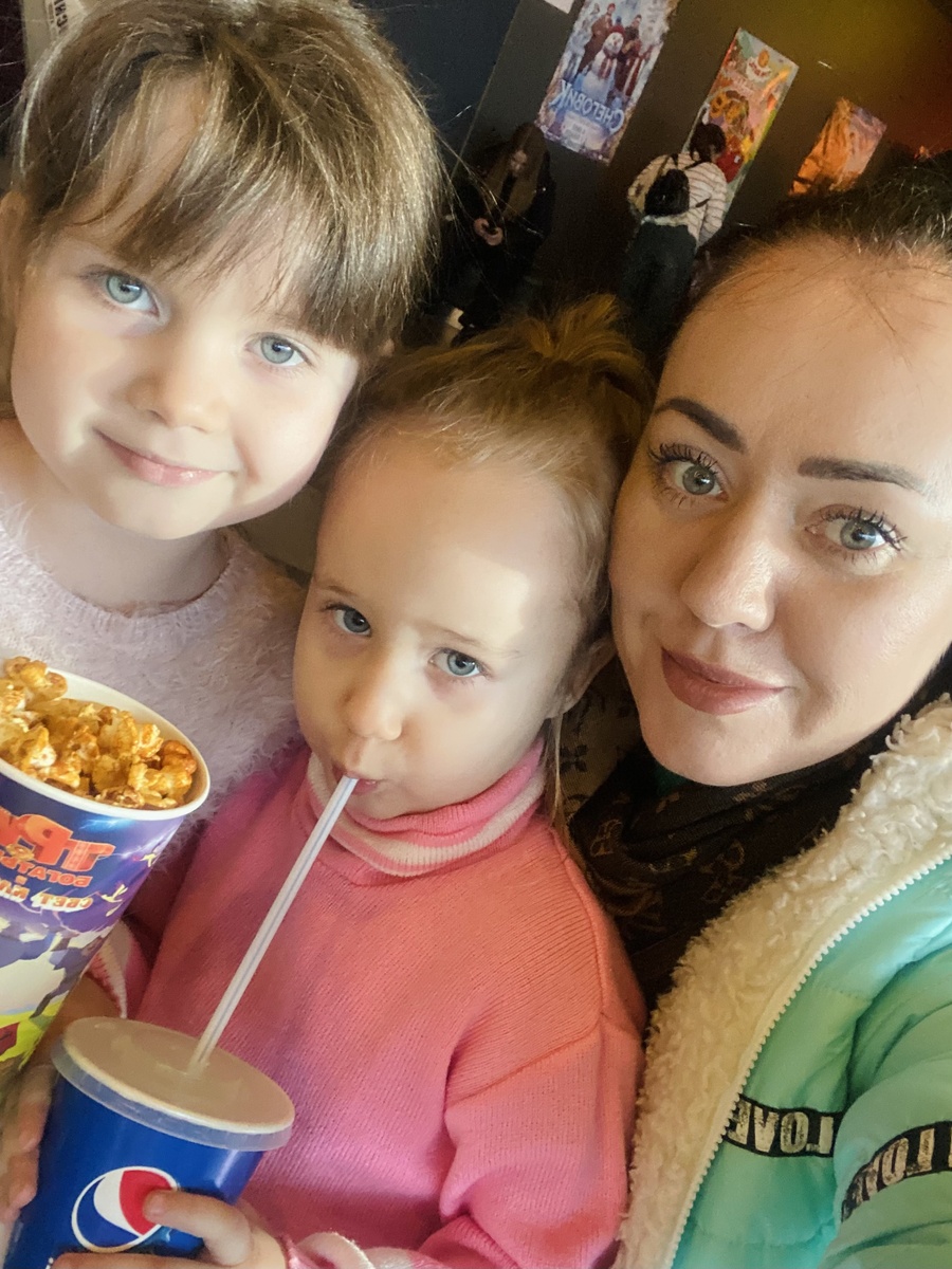 Фото автора. Кто, кроме меня выгуляет девочек в кино? Правильно, никто)) Участвую во всех сферах жизни дочек. И в целом, наслаждаюсь этим период, пока мы так неразлучны ❣️