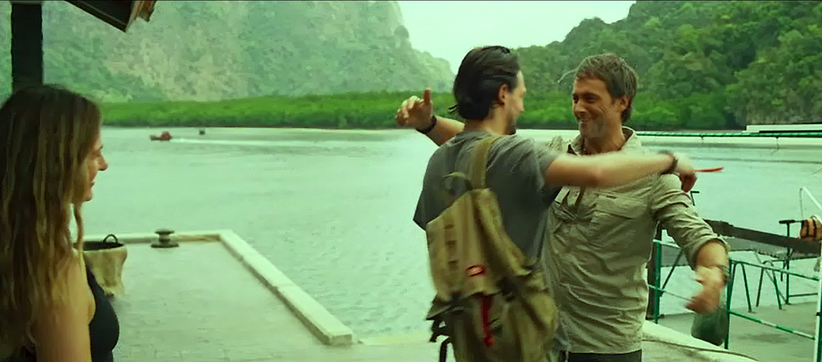 Встреча друзей на пирсе. Капитан- и владелей суденышка - справа.Скриншот.