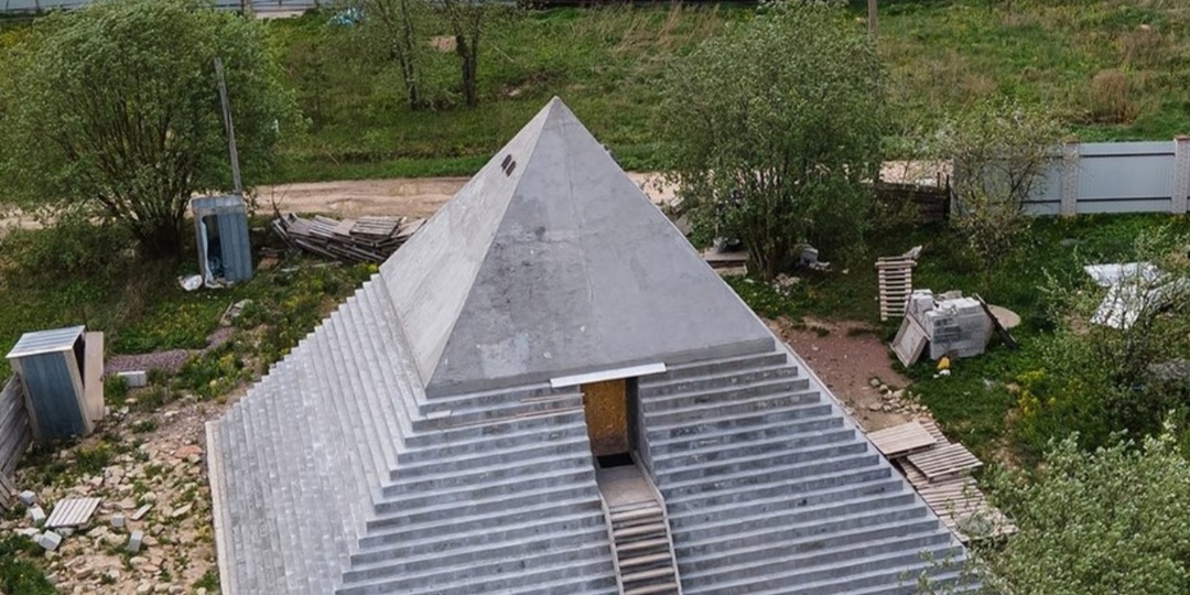 Египетская пирамида и космический шар в Лениниградской области