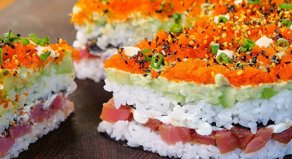 Суши-торт "Японская шуба" на праздничный стол: вкусно, ярко, эффектно