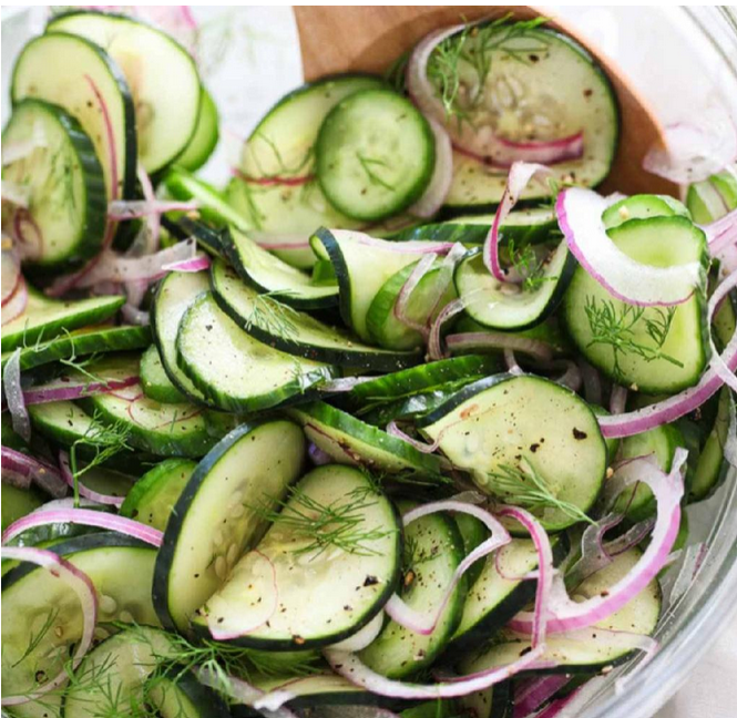 Это классическая финская закуска — лёгкие, хрустящие огурчики с ярким ароматом укропа и лёгкой кислинкой. В Финляндии засолка и маринование — один из самых популярных способов заготовки на зиму: простые продукты, минимум усилий, а результат всегда радует. У нас такие огурчики особенно любят летом к шашлыку или жареной рыбе, а зимой — к картошке или просто как хрустящую закуску к рюмочке. Готовятся быстро, без стерилизации — просто в холодильнике, и через день уже можно есть. Идеально для тех, кто ценит натуральные вкусы и домашние заготовки