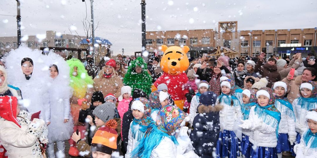 На главной площади Приволжского района зажглись огни новогоднего волшебства