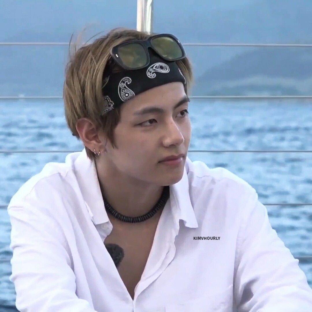 Без грима, но хотя бы в рубашке!