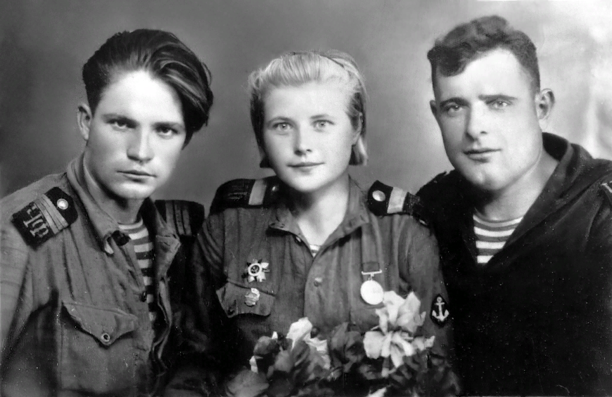 Е.И. Михайлова с боевыми товарищами