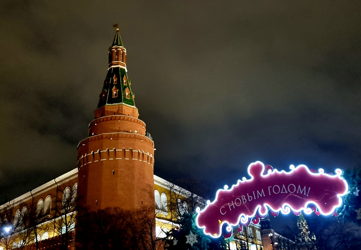 Угловая Арсенальная башня (Большая Арсенальная или Собакина) - самая северная и наиболее массивная башня Московского Кремля. 