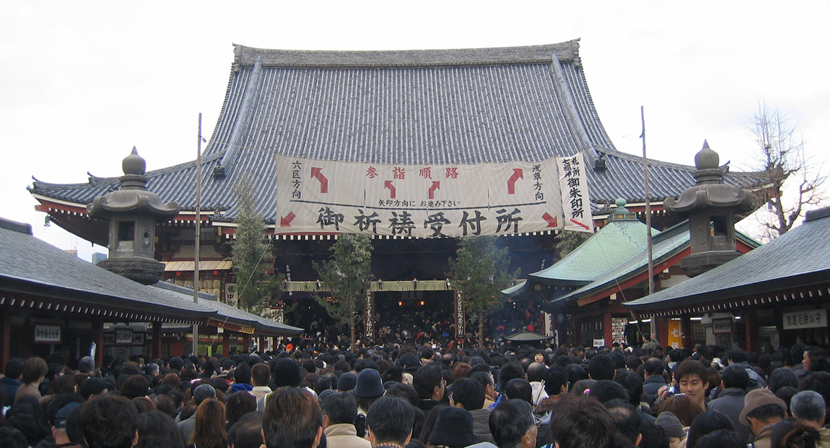 Толпа у храма Сэнсо-дзи во время хацумодэ — так выглядит один из самых посещаемых храмов Японии в первые дни года. © Benjamin Hollis / CC BY 2.0 via Wikimedia Commons