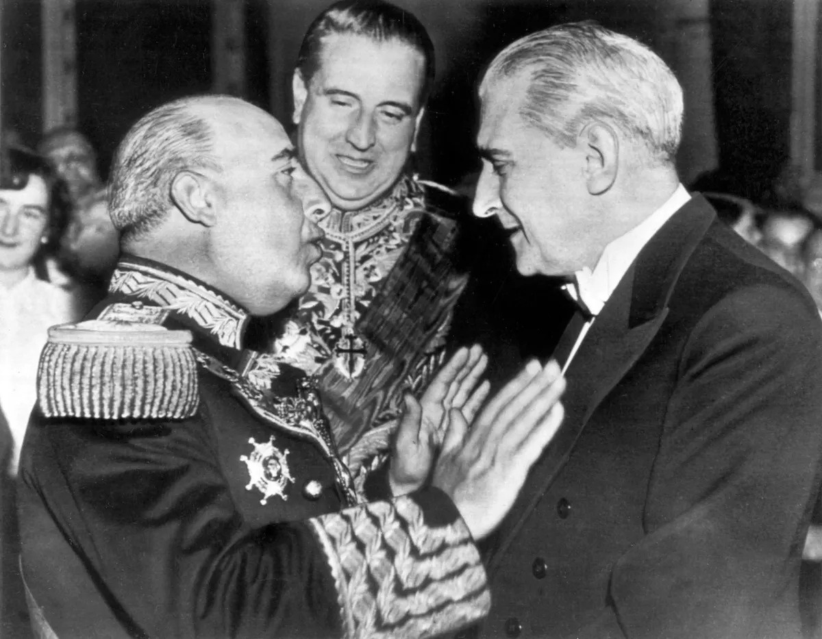 Ему приходилось лавировать между политиками и делал он это великолепно