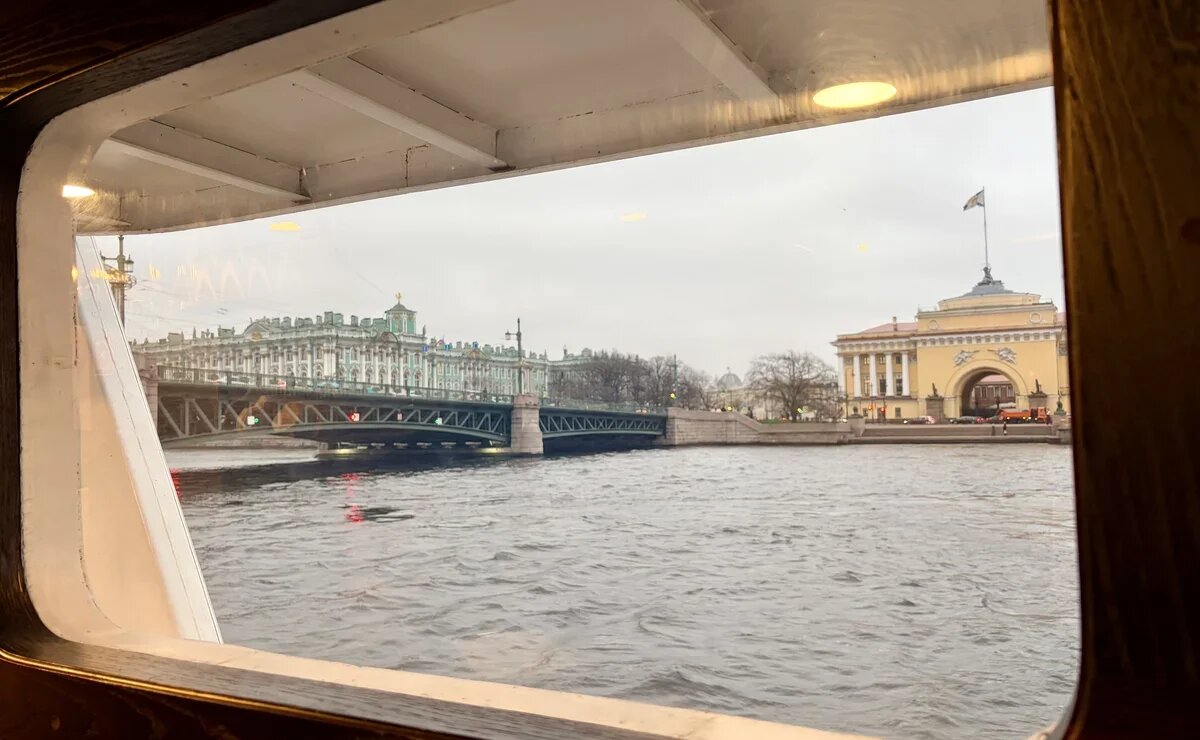    Лед тронулся: в Петербурге запустили первую в истории зимнюю навигацию