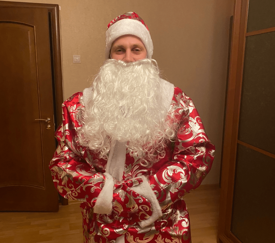     Вот такой костюм Деда Мороза наш герой собрал на маркетплейсе