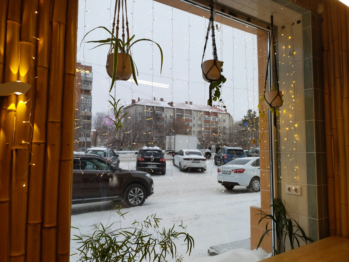 фото автора. Вид на улицу с кафе "Паруса" ☺️ Здесь самый выгодный кофе в городе. (21.12.2025 время 14:48)