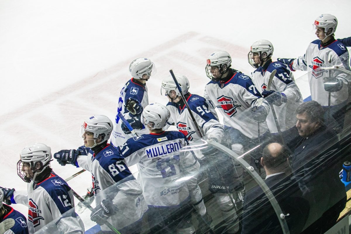    Хоккеисты «Чайки» одержали третью победу подряд, а если брать только выездные матчи – четвёртую