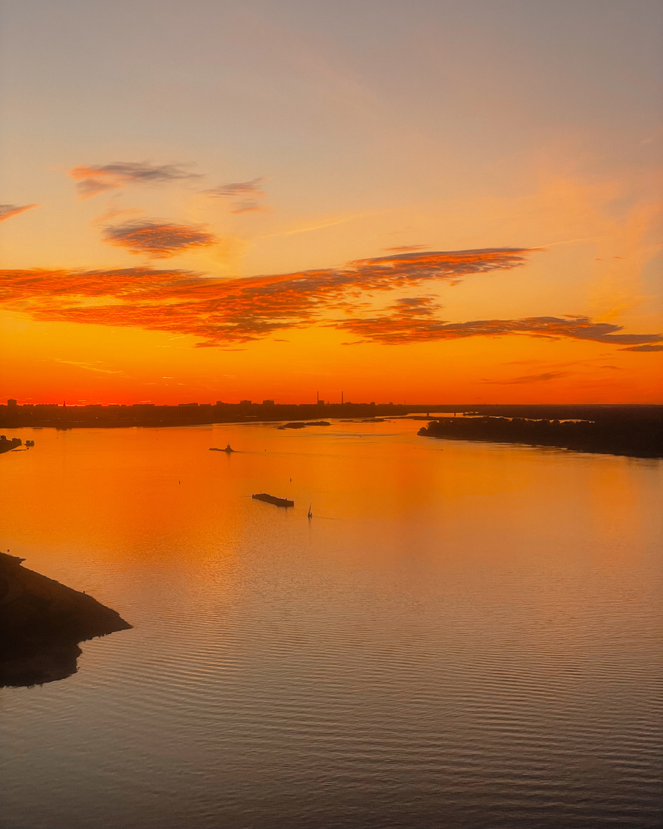 Именно такой закат мы встречали прошлой осенью на канатке