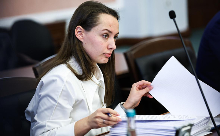 Высшее образование Мария получила в Национальном исследовательском университете «Высшая школа экономики», окончив юридический факультет.Параллельно Пухова пробовала себя в журналистике: сотрудничала с издательским домом «Аргументы и Факты», а также работала в пресс-центре факультета.Профессиональный путь Пуховой начался ещё в период обучения. С конца 2019 года она активно накапливала практический опыт, а уже в 2020 году вошла в состав коллегии адвокатов «Барщевский и партнёры».В 2023 году Мария завершила обучение, успешно защитив магистерскую диссертацию и получив степень магистра права.