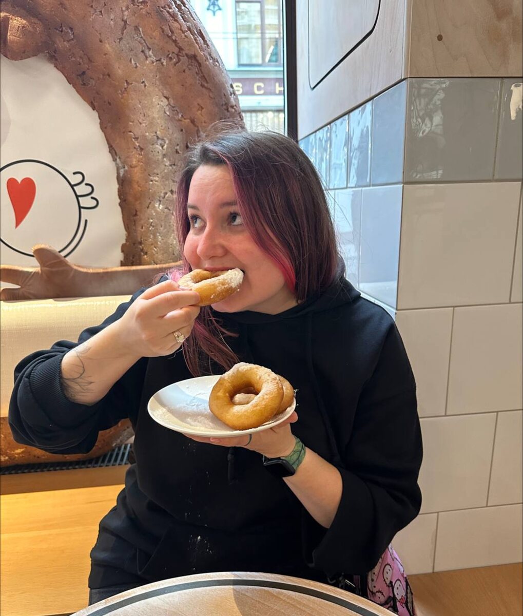 Довольная я - ем пышки с пыла с жару  в "Пышечке" by Ginza