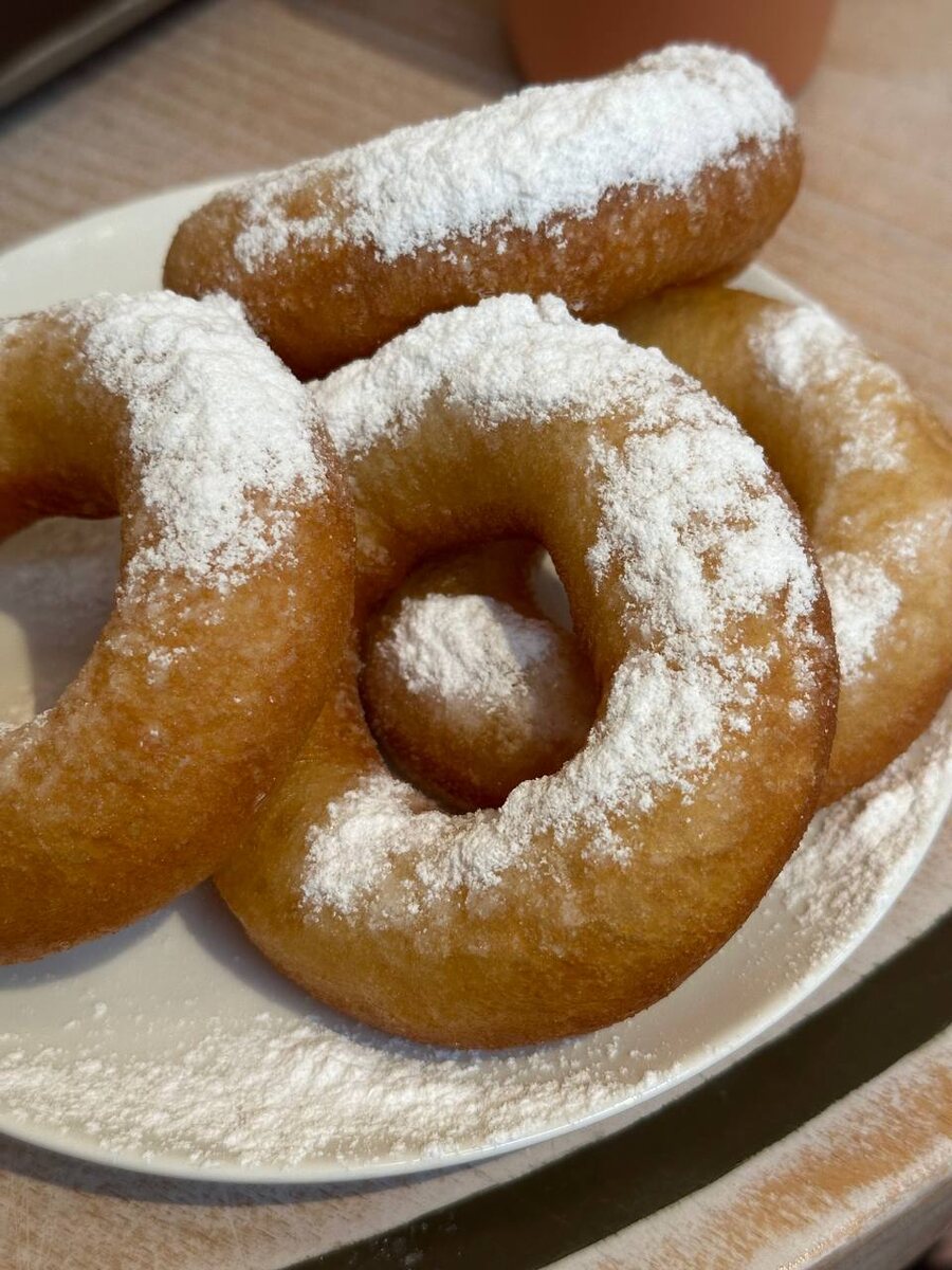 Пышки с сахарной пудрой крупным планом