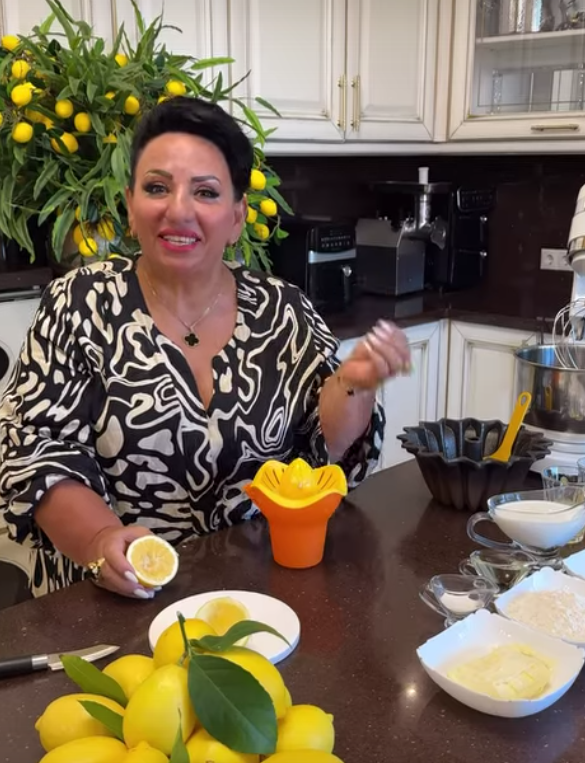 Аруся готовит лимонный кекс