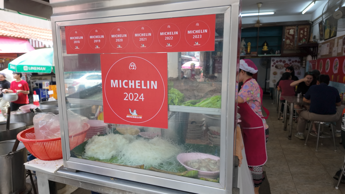 Такие простые кафешки с отметкой из гида Мишлен вы будете встречать в Бангкоке часто.