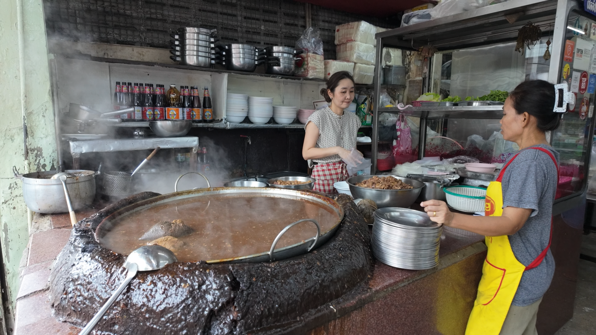 Знаменитый "столетний суп". Считается, что его варят на одном и том же бульоне много десятков лет. На самом деле, это хитрость и условность :) Побробнее - в видео на канале. 
