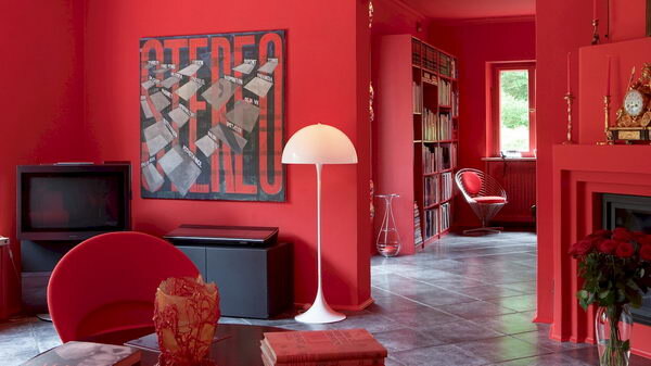 Белый торшер Panthella — яркий аксессуар, созданный в 1971 году датским дизайнером Вернером Пантоном совместно с мануфактурой Louis Poulsen. Изначально плафон задумывался металлическим, но из-за технических ограничений того времени его изготовили из акрила.