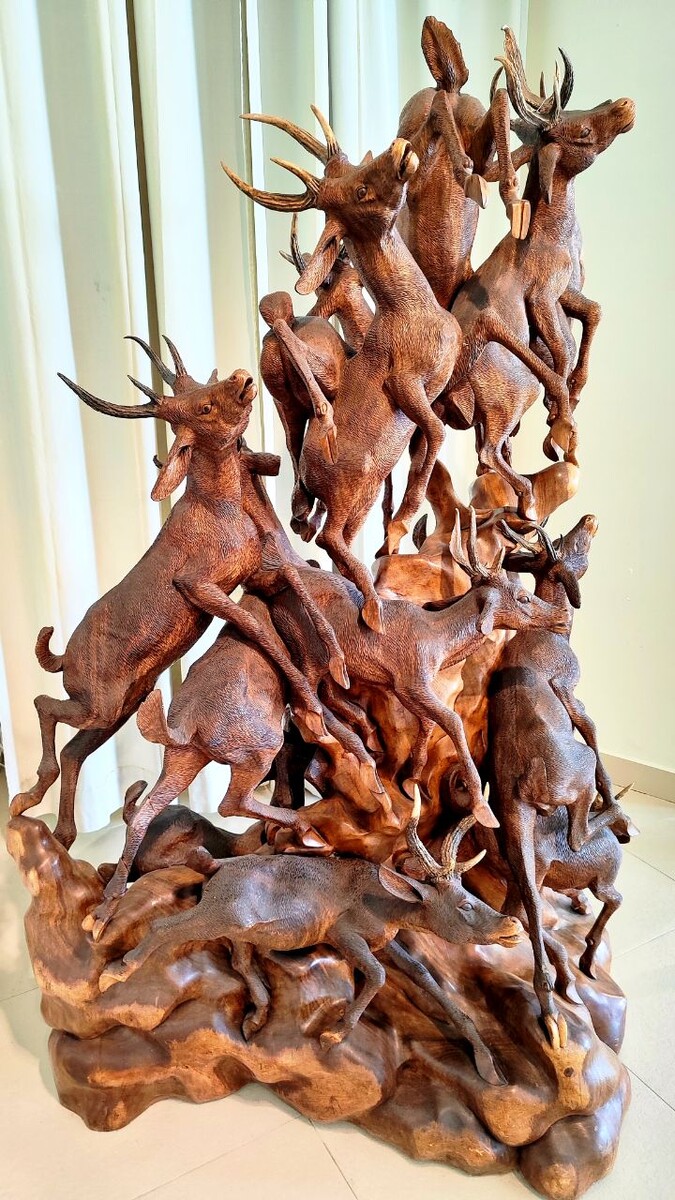 Эта резная деревянная скульптура потрясла меня точностью и сложностью исполнения. Сколько труда вложено мастерами Индонезии. Это я намекаю на грандиозность задачи формирования речи! 