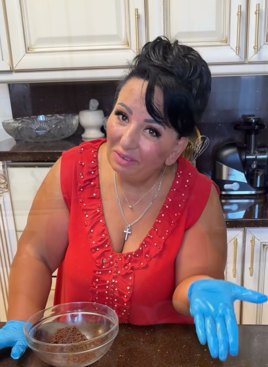 Аруся готовит пироженное