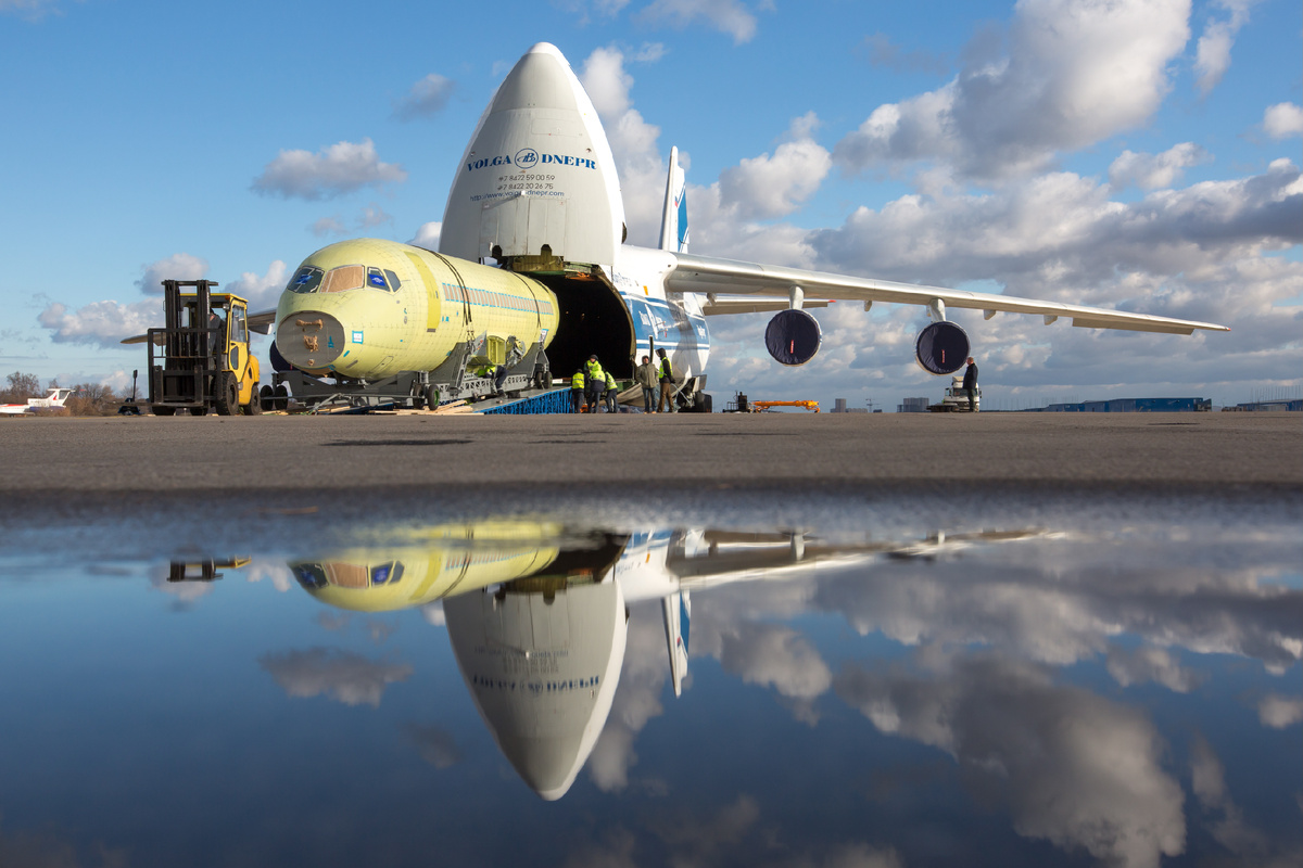 АН-124 во время погрузки. tass.ru