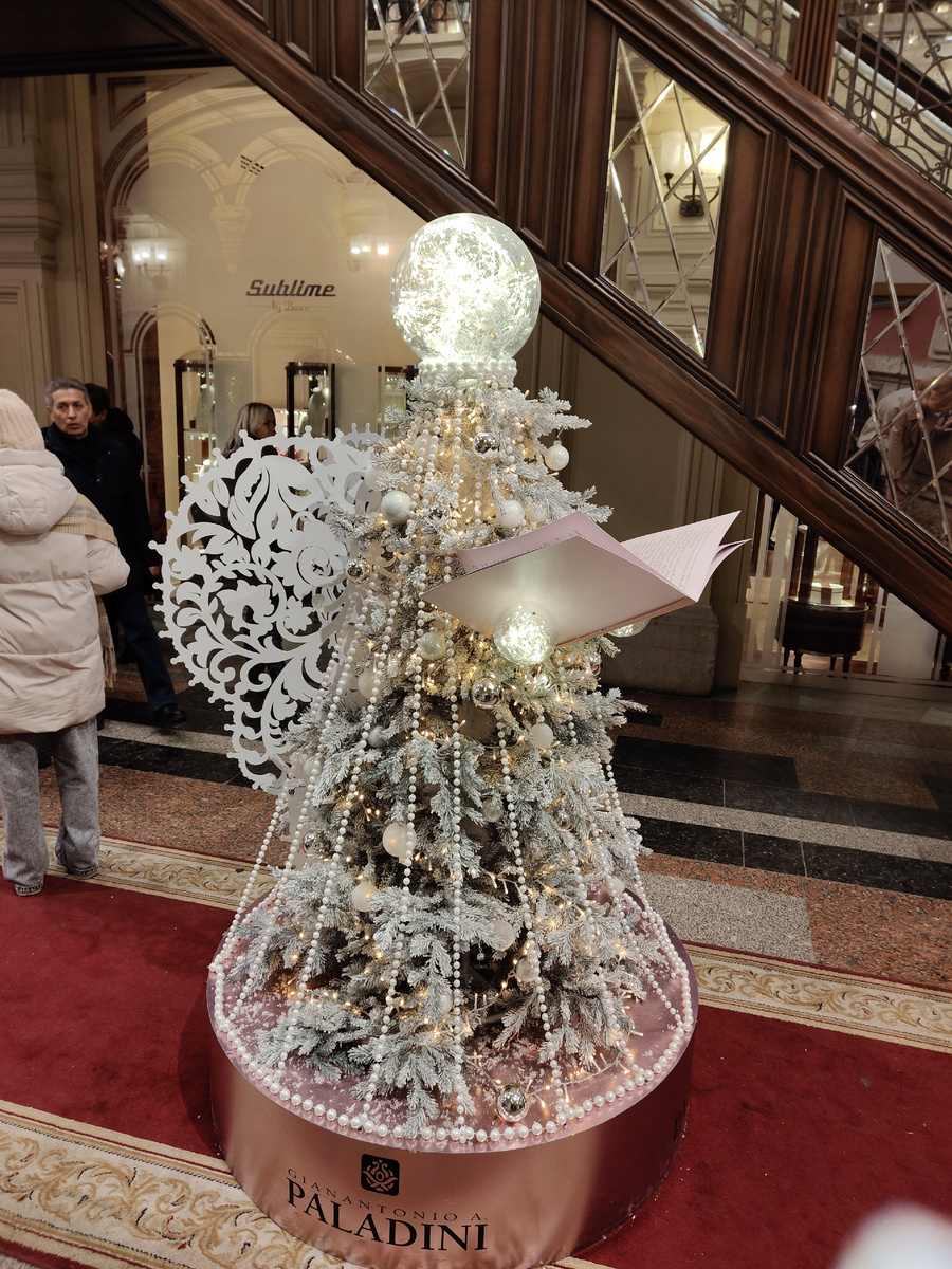 Елочка в ГУМе в виде ангела (фото автора) 