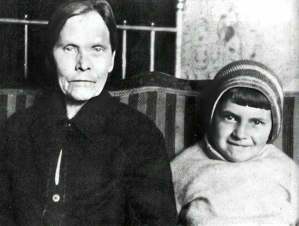 Галя с бабушкой. 