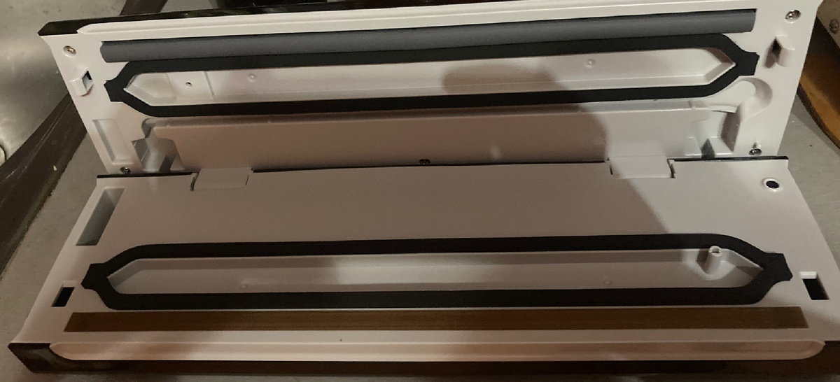 Прибор готов к работе. Края пакета для запаивания надо поместить между черными уплотнителями