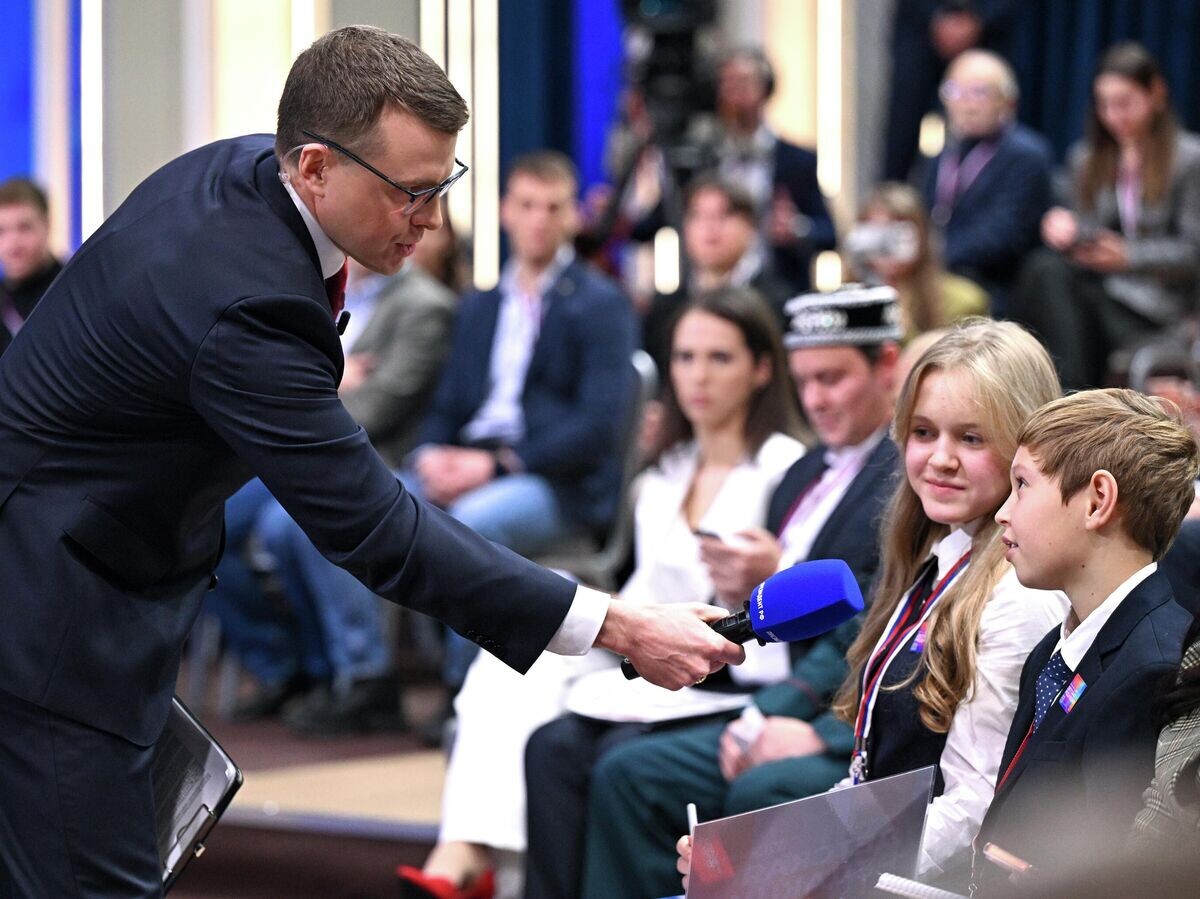    Журналист Павел Зарубин общается с юными журналистами, представляющими детскую редакцию WBCMedia, перед началом прямой линии и пресс-конференции президента РФ Владимира Путина | © РИА Новости / Сергей Бобылев