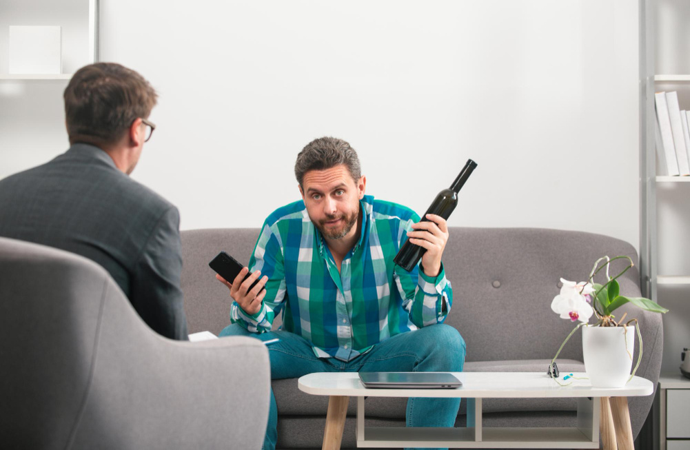 Психолог при алкоголизме: когда стоит обратиться. (источник изображения: freepik.com)