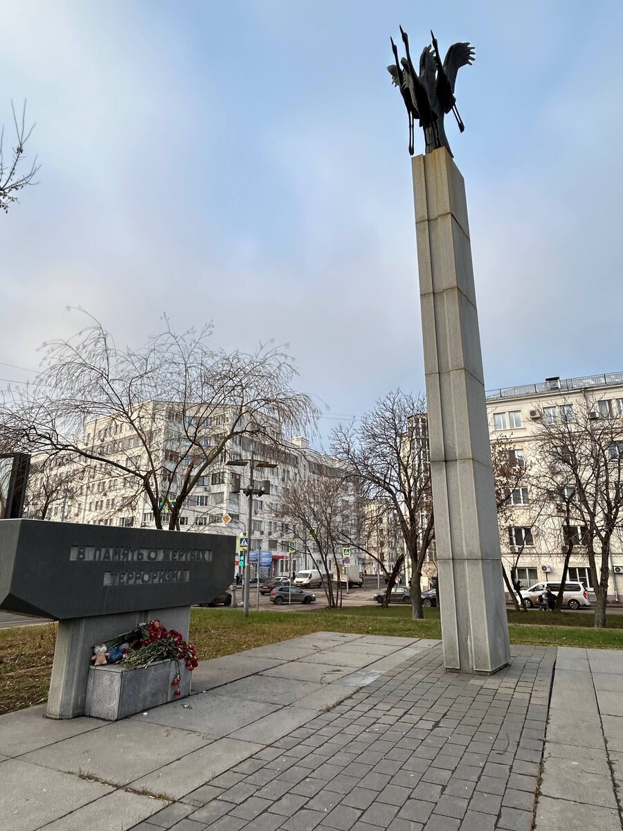 Мемориал жертвам Норд-Оста на Дубровке 23 октября 2003 года.