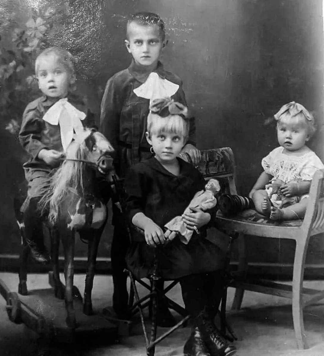 Бабушка - крайняя справа, на стульчике. 