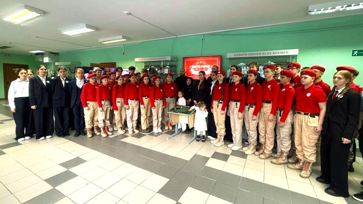    В пыть-яхской школе появилась «Парта Героя» Камалдина Амангулова, погибшего в СВО