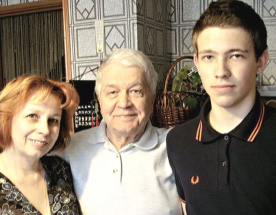 Владимир Ухин с сыном и женой